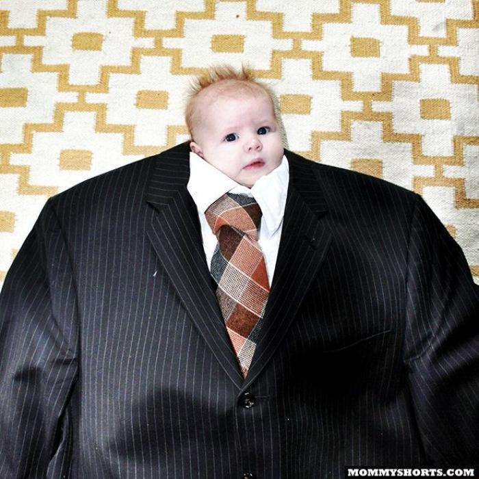 'Baby Suiting': la moda de vestir bebés con trajes de adultos para subir sus fotos a internet