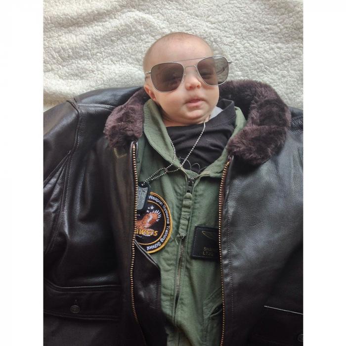 'Baby Suiting': la moda de vestir bebés con trajes de adultos para subir sus fotos a internet