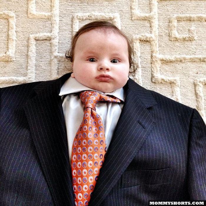 'Baby Suiting': la moda de vestir bebés con trajes de adultos para subir sus fotos a internet