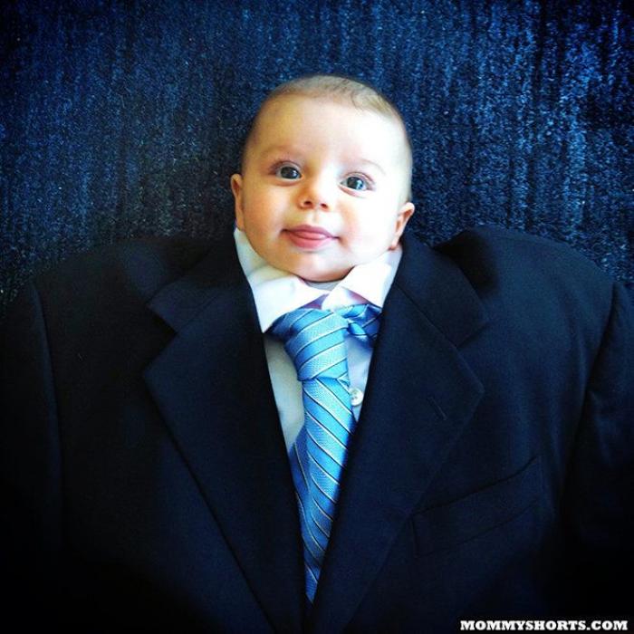 'Baby Suiting': la moda de vestir bebés con trajes de adultos para subir sus fotos a internet