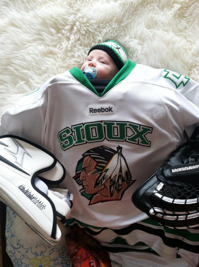 'Baby Suiting': la moda de vestir bebés con trajes de adultos para subir sus fotos a internet