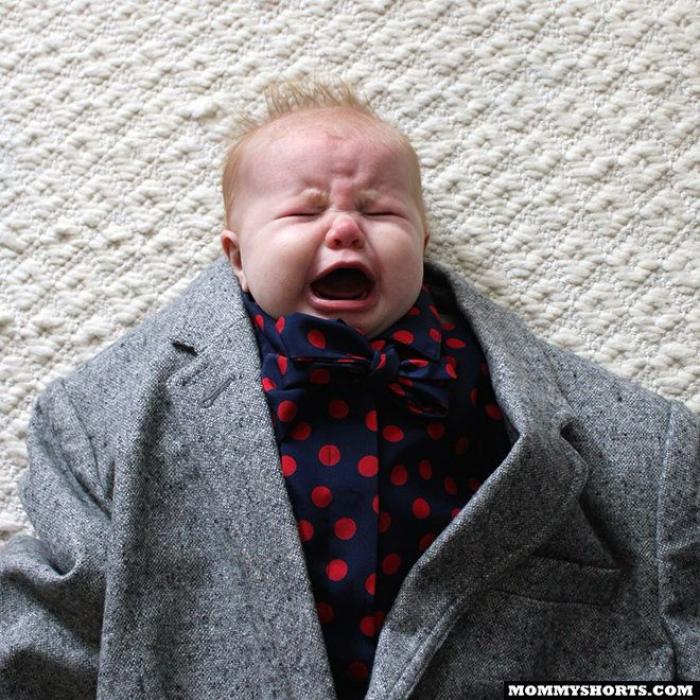 'Baby Suiting': la moda de vestir bebés con trajes de adultos para subir sus fotos a internet