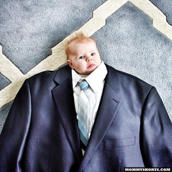 'Baby Suiting': la moda de vestir bebés con trajes de adultos para subir sus fotos a internet