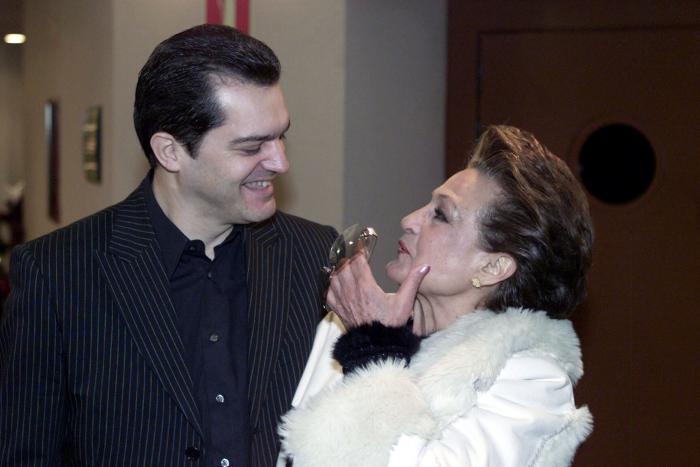 Carmen Sevilla tiene un clon y es una superestrella de Hollywood