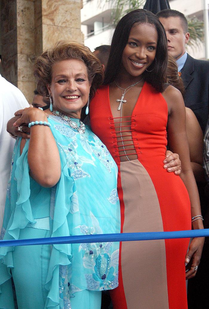 Carmen Sevilla tiene un clon y es una superestrella de Hollywood