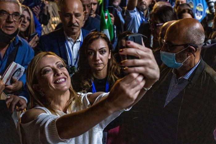Meloni: la ultra ‘amable’ que lamenta sus gritos en el mitin de Vox se dispone a gobernar Italia
