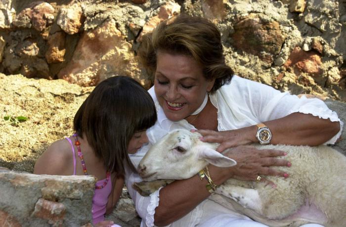 Carmen Sevilla tiene un clon y es una superestrella de Hollywood