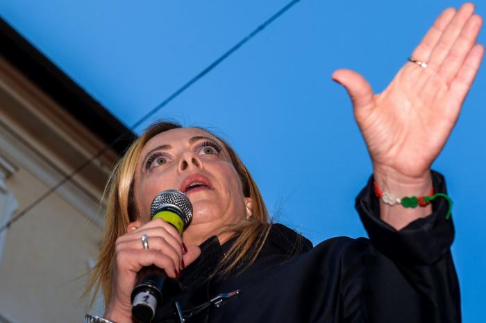 Meloni: la ultra ‘amable’ que lamenta sus gritos en el mitin de Vox se dispone a gobernar Italia
