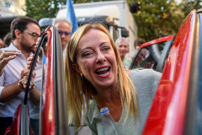 Meloni: la ultra ‘amable’ que lamenta sus gritos en el mitin de Vox se dispone a gobernar Italia