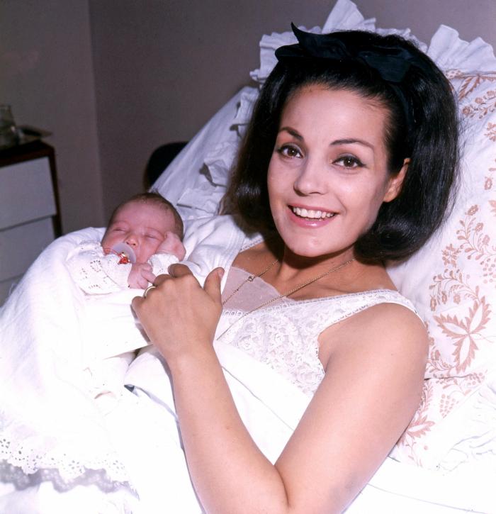 Carmen Sevilla tiene un clon y es una superestrella de Hollywood