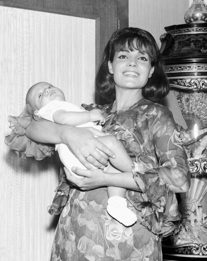 Carmen Sevilla tiene un clon y es una superestrella de Hollywood