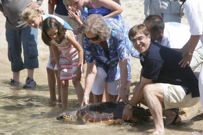 El solitario verano de la reina Sofía mientras la justicia cerca a su marido