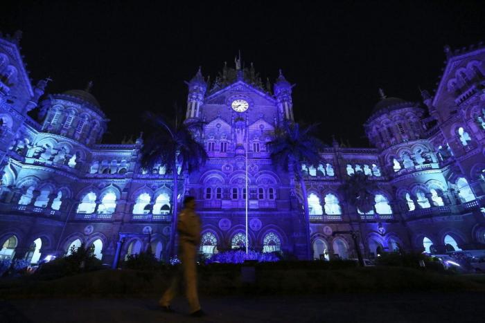 Las grandes ciudades tiñen de azul sus edificios emblemáticos por el autismo (FOTOS)