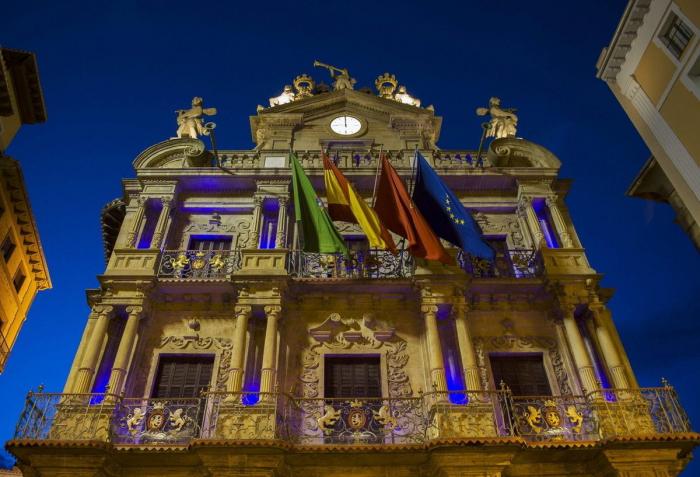 Las grandes ciudades tiñen de azul sus edificios emblemáticos por el autismo (FOTOS)