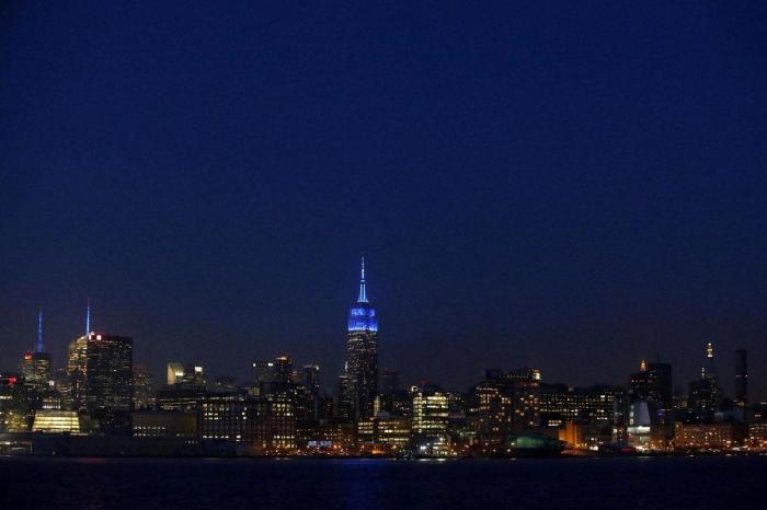 Las grandes ciudades tiñen de azul sus edificios emblemáticos por el autismo (FOTOS)