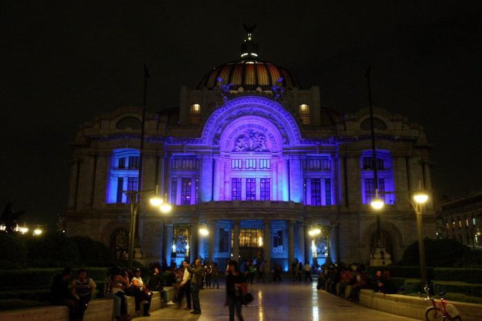 Las grandes ciudades tiñen de azul sus edificios emblemáticos por el autismo (FOTOS)