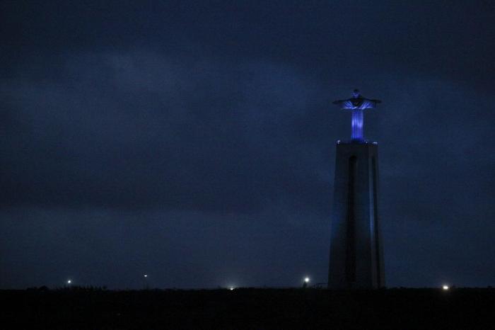 Las grandes ciudades tiñen de azul sus edificios emblemáticos por el autismo (FOTOS)
