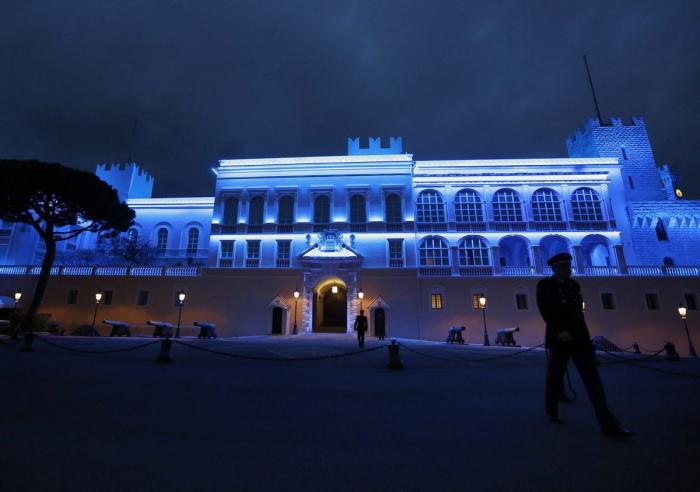 Las grandes ciudades tiñen de azul sus edificios emblemáticos por el autismo (FOTOS)