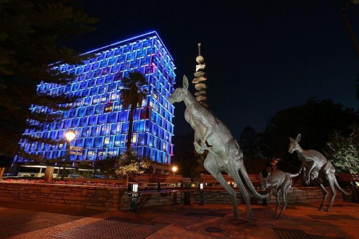 Las grandes ciudades tiñen de azul sus edificios emblemáticos por el autismo (FOTOS)