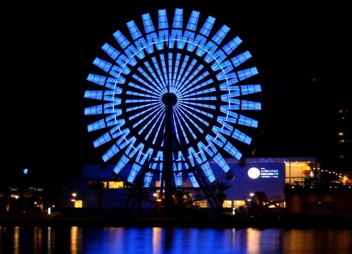 Las grandes ciudades tiñen de azul sus edificios emblemáticos por el autismo (FOTOS)