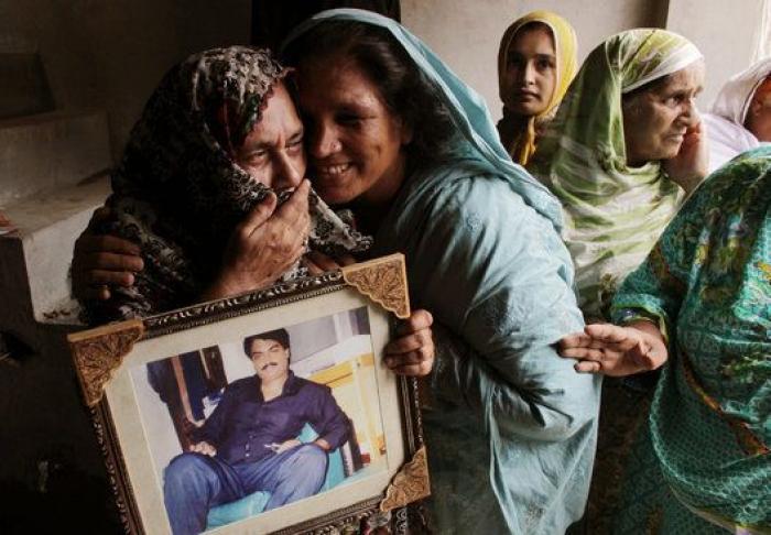 Un barco hundido en Hawai, el papa a las puertas de Auschwitz y otras fotos de este viernes