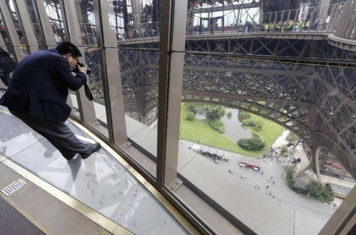 La torre Eiffel, de cristal: así es el nuevo suelo de la célebre atracción de París (FOTOS)