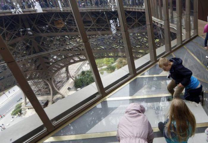 La torre Eiffel, de cristal: así es el nuevo suelo de la célebre atracción de París (FOTOS)