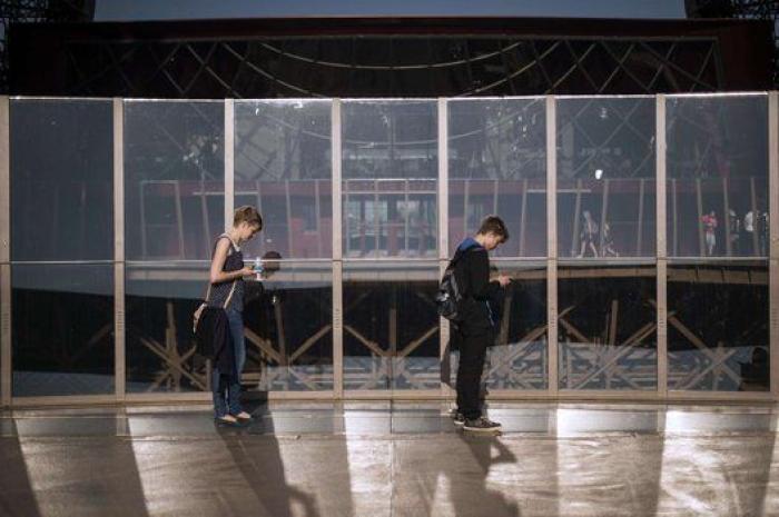 La torre Eiffel, de cristal: así es el nuevo suelo de la célebre atracción de París (FOTOS)