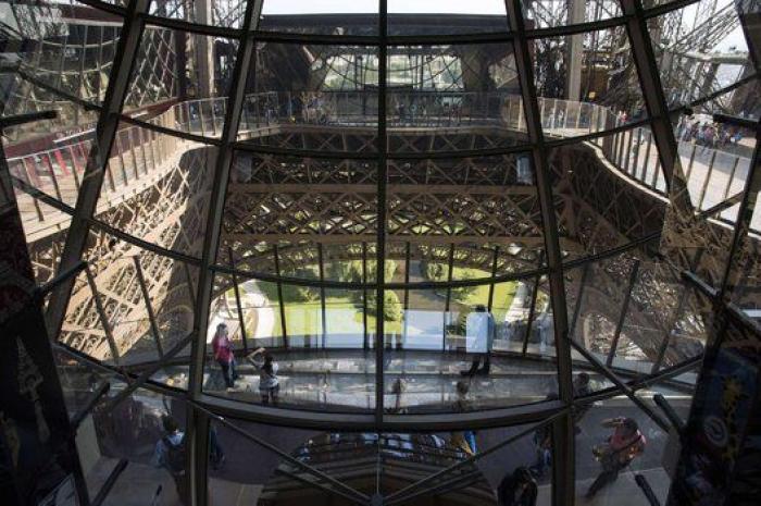 La torre Eiffel, de cristal: así es el nuevo suelo de la célebre atracción de París (FOTOS)