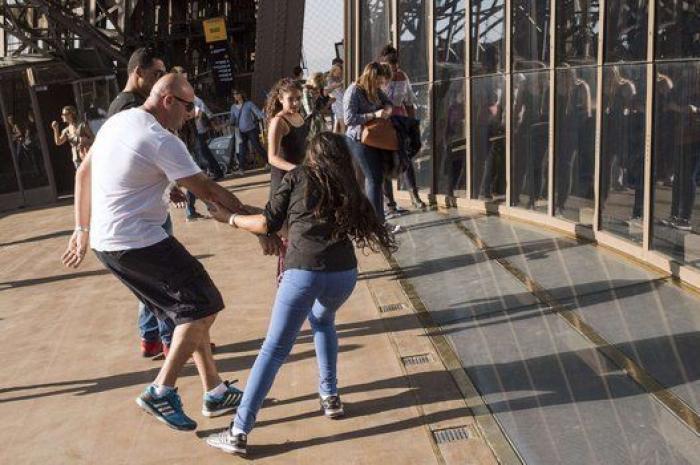 La torre Eiffel, de cristal: así es el nuevo suelo de la célebre atracción de París (FOTOS)