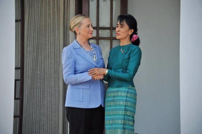 Bill Clinton estuvo en la 'isla de las orgías' de Epstein con dos mujeres, según una testigo