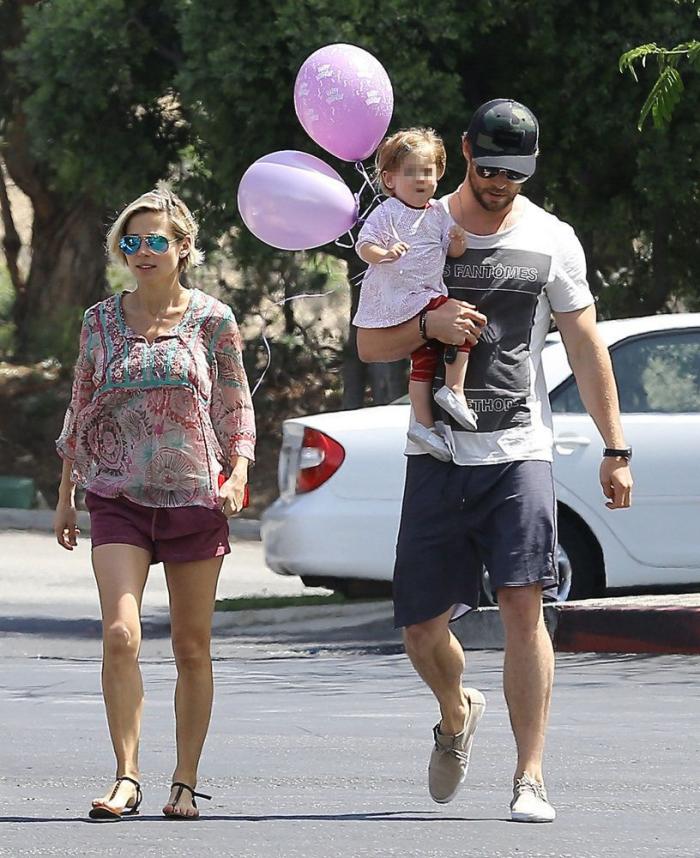 Elsa Pataky deja sin habla a sus seguidores con esta foto de su árbol de Navidad: todos miran lo mismo