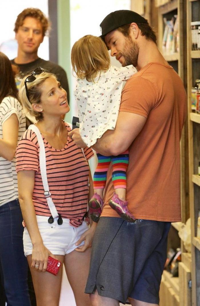 Elsa Pataky deja sin habla a sus seguidores con esta foto de su árbol de Navidad: todos miran lo mismo