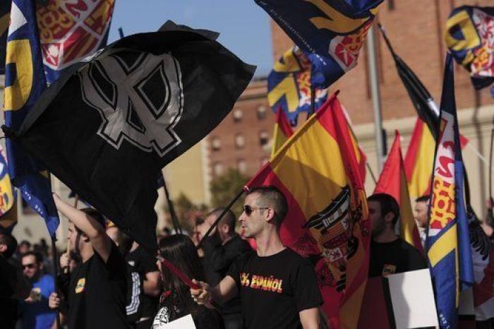Grupos falangistas se manifiestan en Barcelona por la unidad de España