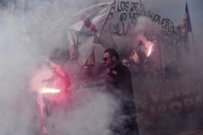 Grupos falangistas se manifiestan en Barcelona por la unidad de España