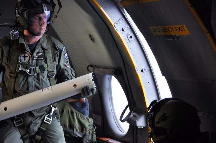 Avión de Malasia: familiares retienen a personal de la compañía en un hotel