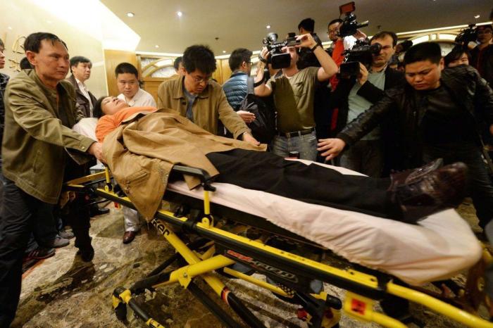 Avión de Malasia: familiares retienen a personal de la compañía en un hotel