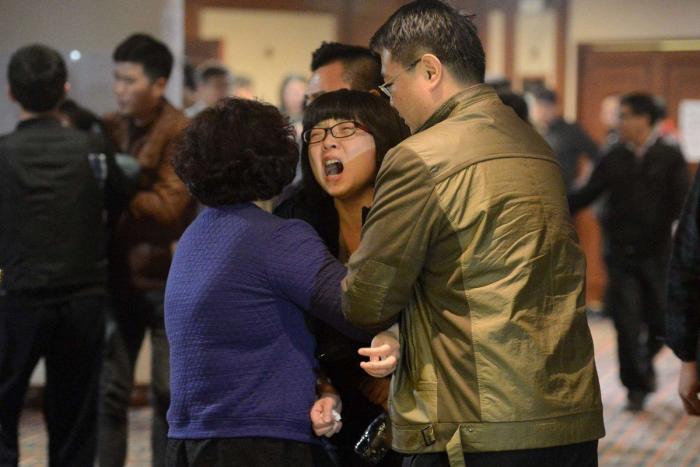 Avión de Malasia: familiares retienen a personal de la compañía en un hotel