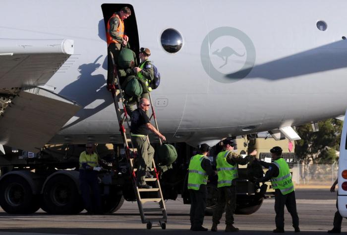 Avión de Malasia: familiares retienen a personal de la compañía en un hotel