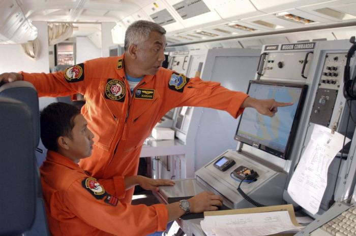 Avión de Malasia: familiares retienen a personal de la compañía en un hotel