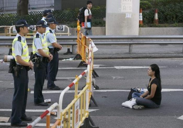 Desalojo de las protestas en Hong Kong: la policía desmonta el campamento de los manifestantes (FOTOS)