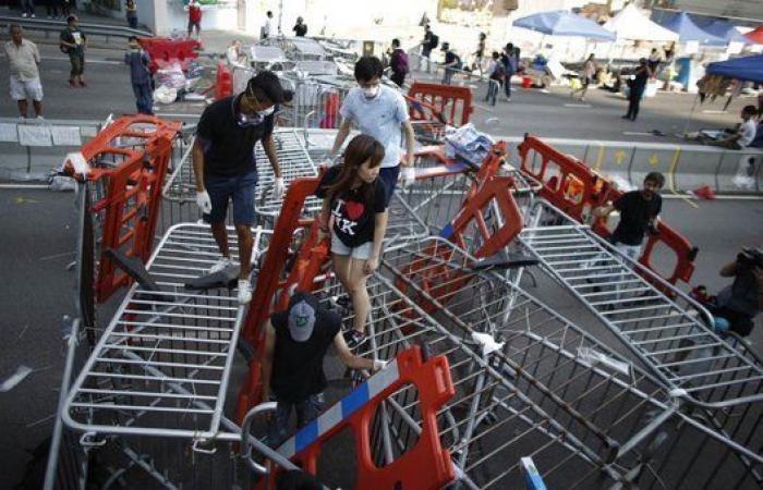 Desalojo de las protestas en Hong Kong: la policía desmonta el campamento de los manifestantes (FOTOS)