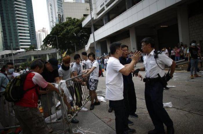 Desalojo de las protestas en Hong Kong: la policía desmonta el campamento de los manifestantes (FOTOS)