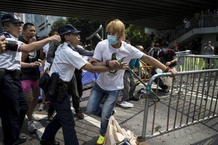Desalojo de las protestas en Hong Kong: la policía desmonta el campamento de los manifestantes (FOTOS)