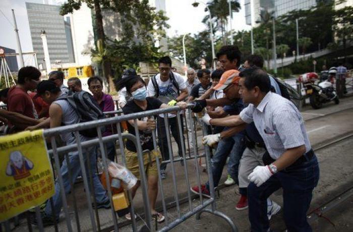 Desalojo de las protestas en Hong Kong: la policía desmonta el campamento de los manifestantes (FOTOS)