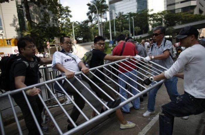Desalojo de las protestas en Hong Kong: la policía desmonta el campamento de los manifestantes (FOTOS)
