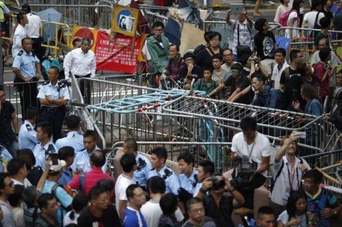 Desalojo de las protestas en Hong Kong: la policía desmonta el campamento de los manifestantes (FOTOS)