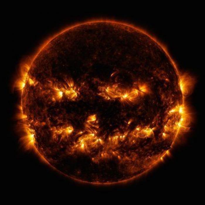 El Sol se disfraza de calabaza de Halloween (FOTOS)