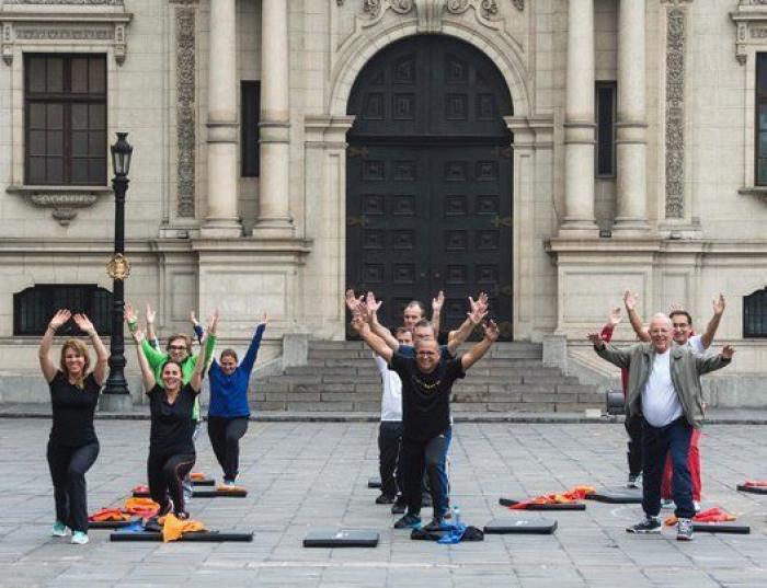 El presidente de Perú pone a sus ministros a hacer gimnasia en su primera reunión de Gobierno