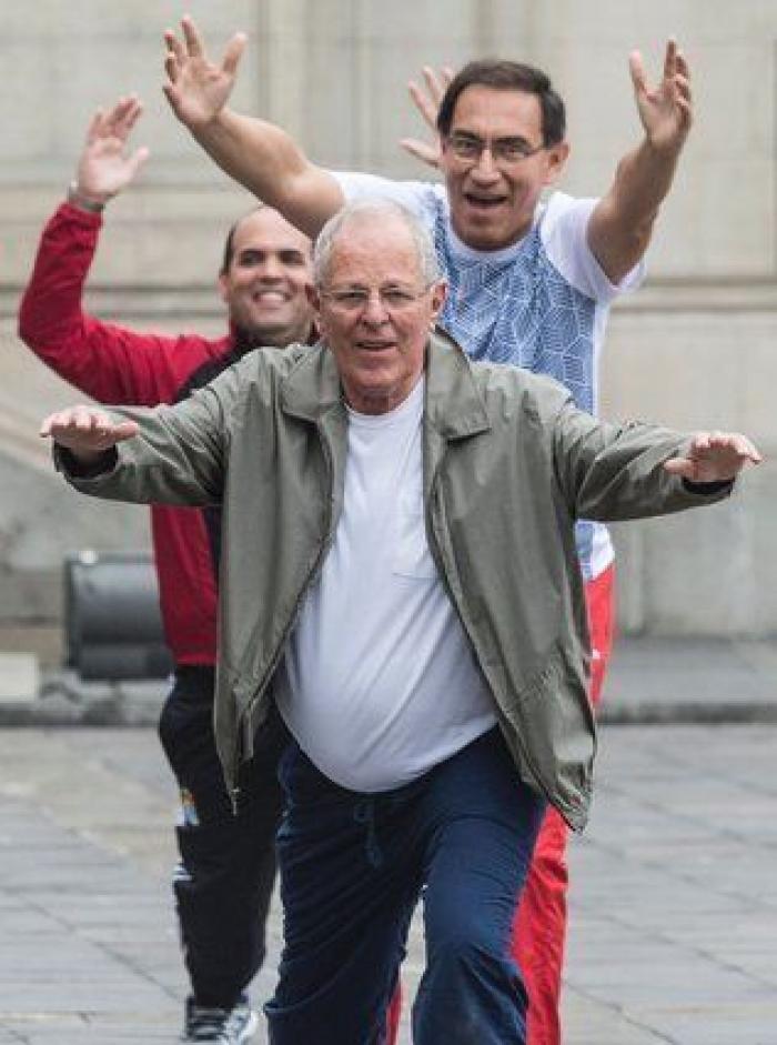 El presidente de Perú pone a sus ministros a hacer gimnasia en su primera reunión de Gobierno